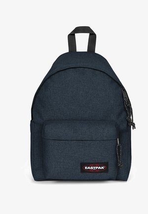 Marineblå stof rygsæk med rund form, frontlomme, sort lynlås og logo patch. Har polstrede stropper for komfort.