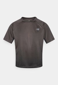 Αθλητικό μπλουζάκι με κοντά μανίκια σε σκούρο γκρι, με υφασμένο μοτίβο, στρογγυλή λαιμόκοψη και διακριτικό λογότυπο στο στήθος.