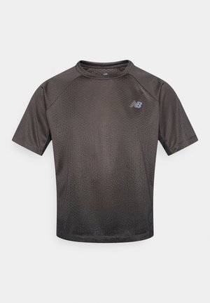 Αθλητικό μπλουζάκι με κοντά μανίκια σε σκούρο γκρι, με υφασμένο μοτίβο, στρογγυλή λαιμόκοψη και διακριτικό λογότυπο στο στήθος.