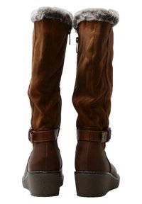 Bruine kniehoge laarzen met een zachte nep-bont rand. Ze hebben een suede-achtig materiaal, gespaccenten en een getextureerde wigzool.