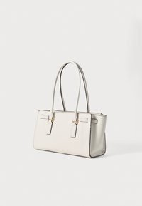 Witte leren handtas met twee handvatten, rechthoekige vorm, metalen accenten in goudkleur en contrasterende zwarte stiknaden.