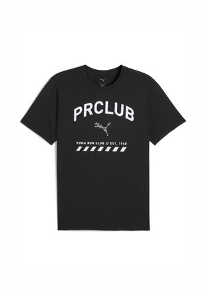 Sort t-shirt med hvid tekst, der læser "PRCLUB" og "PUMA RUN CLUB // ETABL. 1948" med et dekorativt design nedenfor.