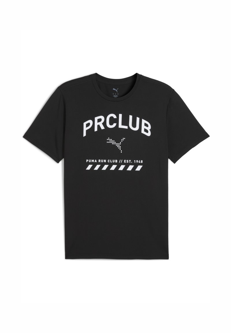 Černé tričko má bílé nápisy "PRCLUB" a "PUMA RUN CLUB // ZALOŽENO 1948" s dekorativním designem níže.