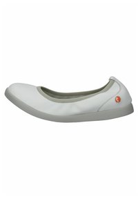 Scarpa piatta bianca con punta arrotondata, fodera in rete elastica e suola in gomma grigia. Presenta un piccolo logo arancione di lato. Texture liscia.