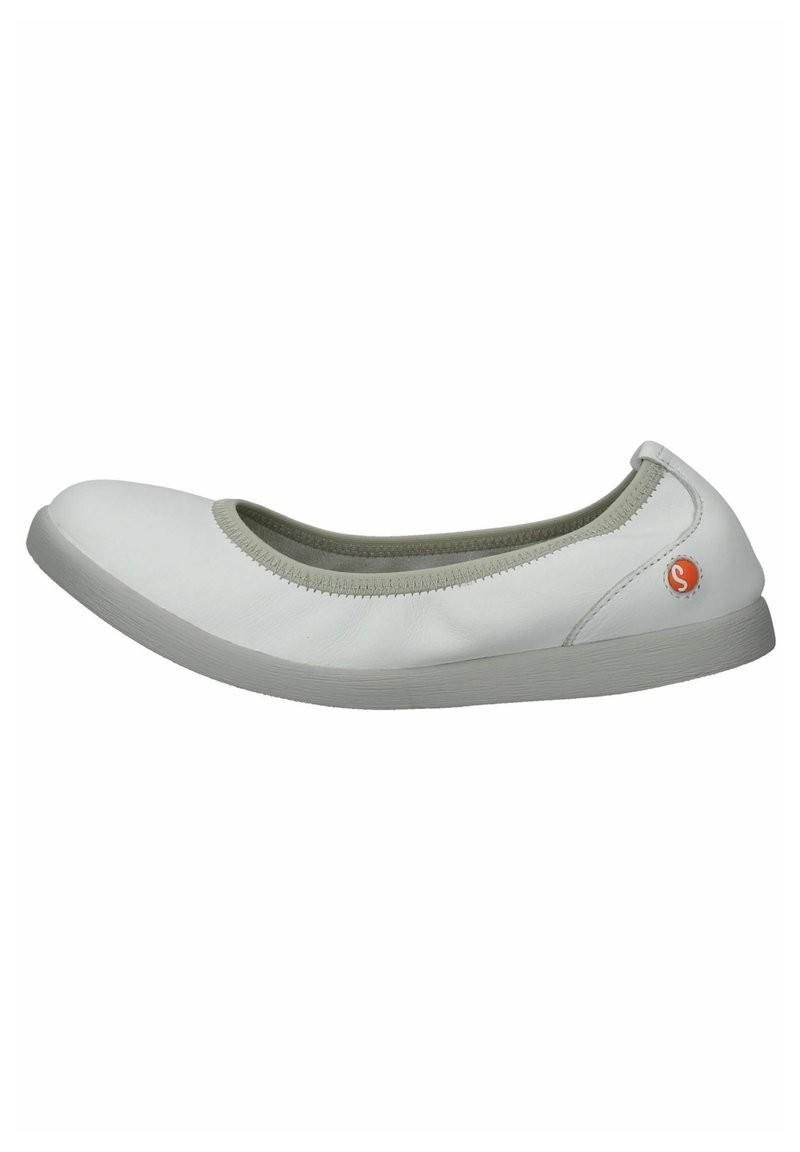 Scarpa piatta bianca con punta arrotondata, fodera in rete elastica e suola in gomma grigia. Presenta un piccolo logo arancione di lato. Texture liscia.