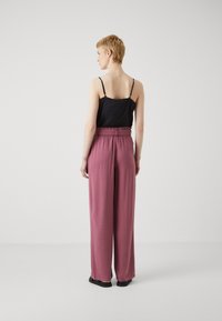 ONLY Tall ONLSIESTA BELT - Hlače - renaissance rose