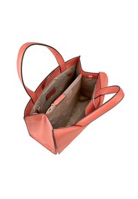 Koraalroze leren schoudertas met twee handgrepen, een open interieur en meerdere zakken. Heeft een gladde textuur en een contrasterende zwarte rand.