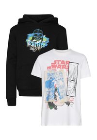 Sudadera negra con un gráfico de Darth Vader en azul y verde; camiseta blanca con arte de cómic colorido de Star Wars e ilustraciones de personajes.