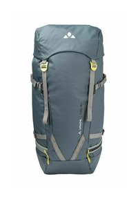 Grauer Rucksack für draußen mit Klappe oben, gelben Beschlägen, verstellbaren Trägern und strukturiertem Stoff. Verfügt über Seitentaschen und ein Markenlogo.