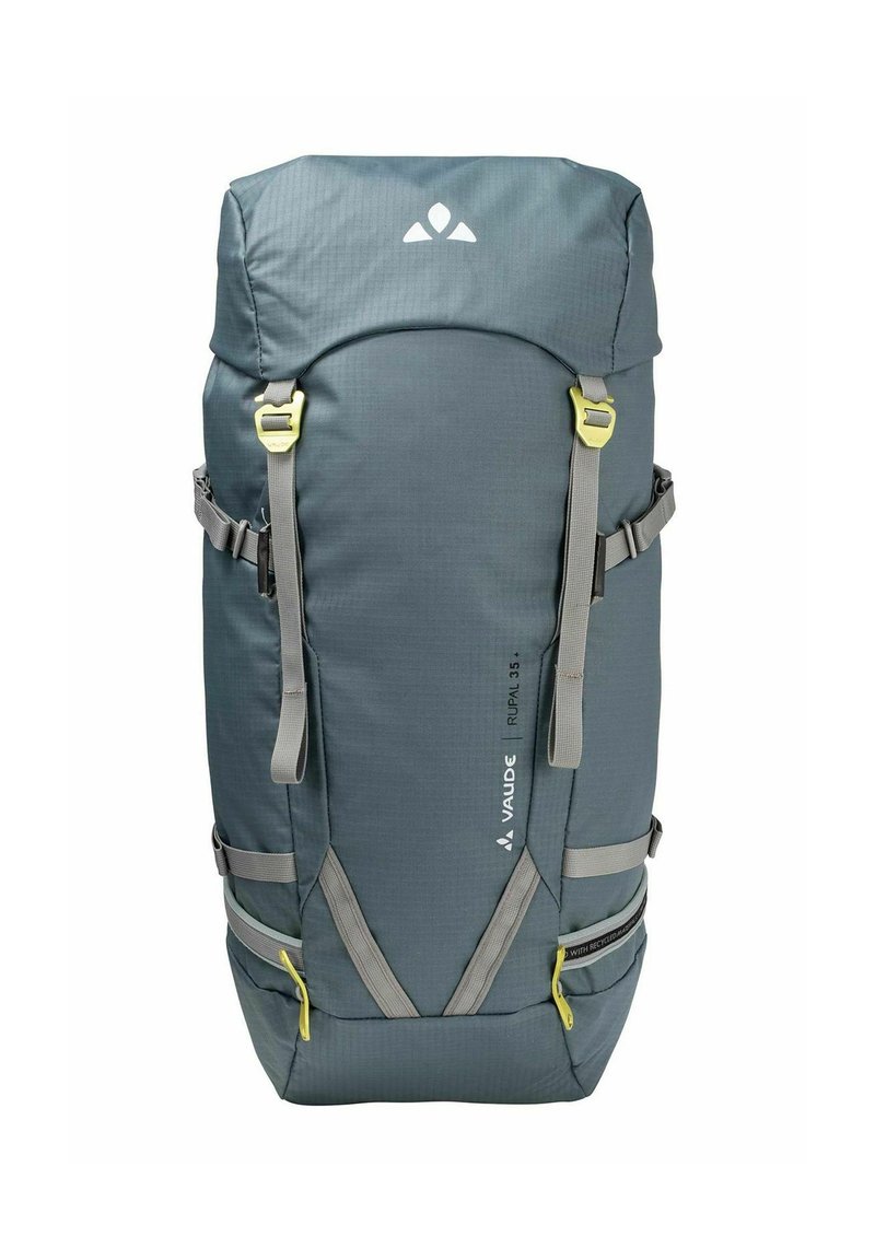 Grauer Rucksack für draußen mit Klappe oben, gelben Beschlägen, verstellbaren Trägern und strukturiertem Stoff. Verfügt über Seitentaschen und ein Markenlogo.