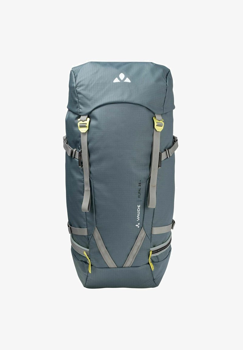 Grauer Rucksack für draußen mit Klappe oben, gelben Beschlägen, verstellbaren Trägern und strukturiertem Stoff. Verfügt über Seitentaschen und ein Markenlogo.