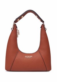 Borsa in pelle marrone con texture, dalla silhouette curva, con logo dorato e tracolla removibile foderata con borchie circolari lungo la parte superiore.