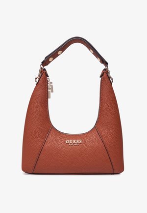 Borsa in pelle marrone con texture, dalla silhouette curva, con logo dorato e tracolla removibile foderata con borchie circolari lungo la parte superiore.