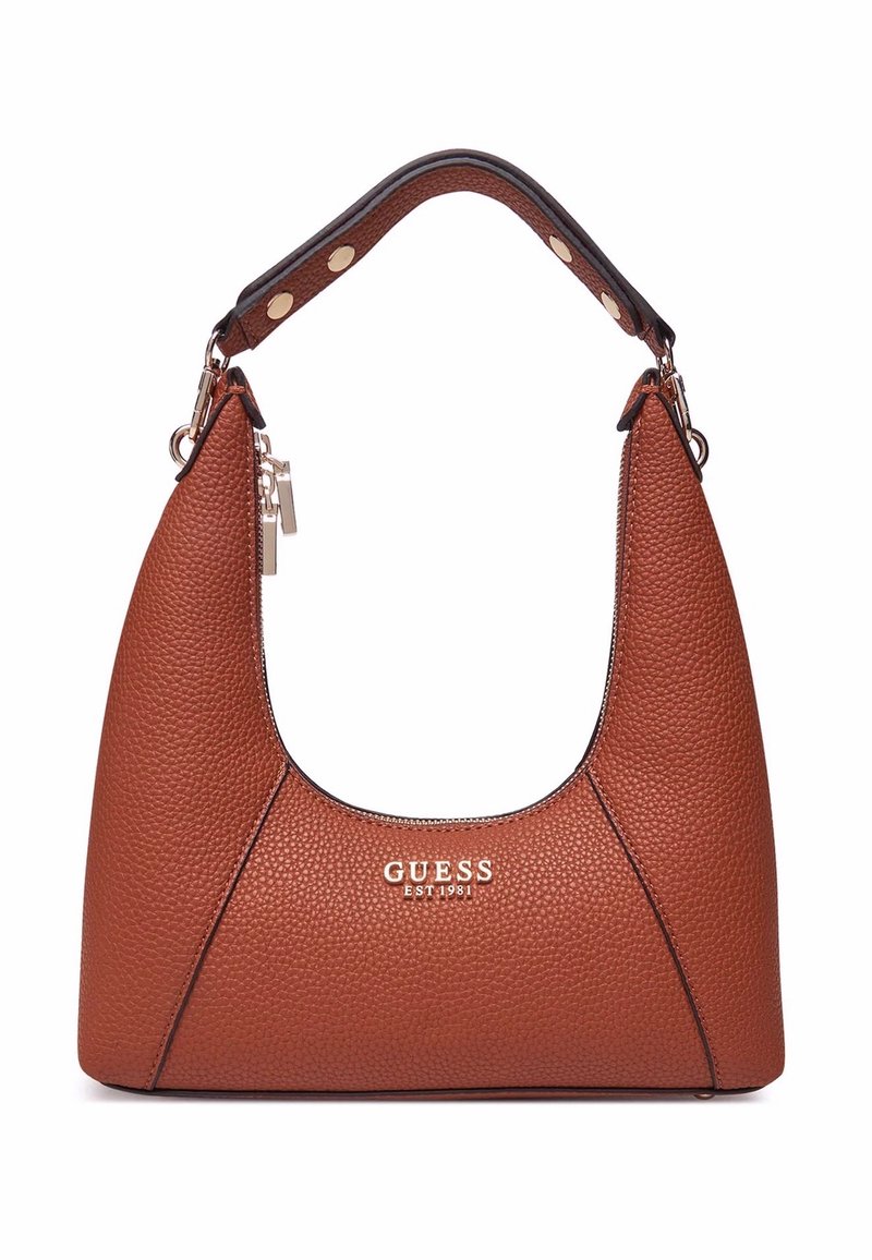 Borsa in pelle marrone con texture, dalla silhouette curva, con logo dorato e tracolla removibile foderata con borchie circolari lungo la parte superiore.