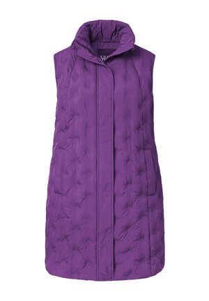 Chaleco acolchado de plumón morado, sin mangas, con un alto cuello y cierre frontal. Presenta bolsillos laterales y una superficie suave y texturizada.