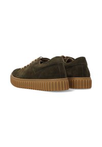 Olivegrüne Wildledersneaker mit strukturiertem Obermaterial, ausgestattet mit einer Gummisohle mit vertikalen Rillen und hellbraunen Schnürsenkeln.
