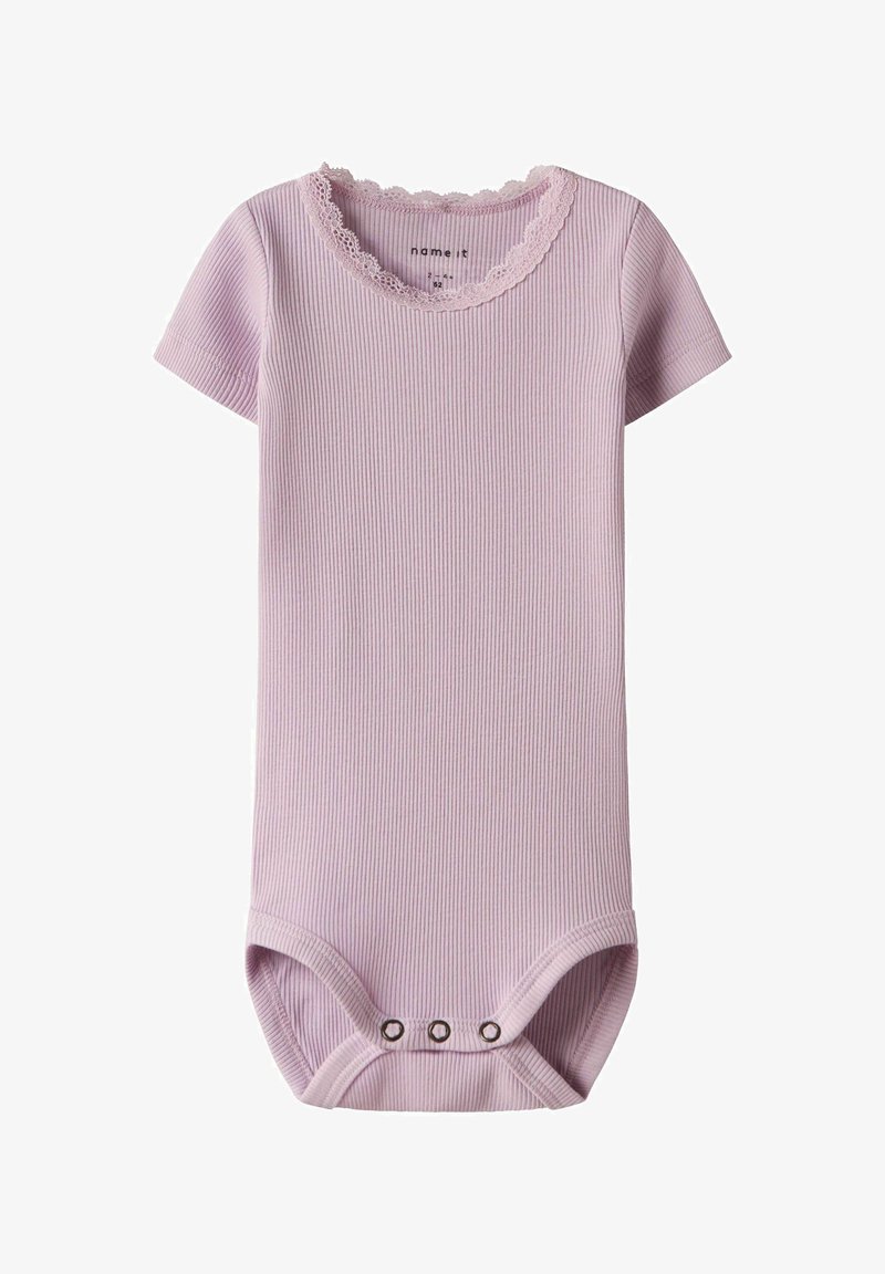 Světle fialový žebrovaný body s krátkými rukávy, krajkovým výstřihem se scalloped okrajem a patentkami na spodní části. Měkký textil.