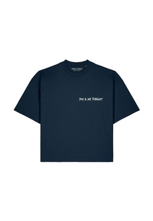 T-shirt bleu marine à manches courtes avec texte blanc "YOU & ME TONIGHT" sur le côté gauche de la poitrine et étiquette "MIRA PARIS" à l'intérieur du col.