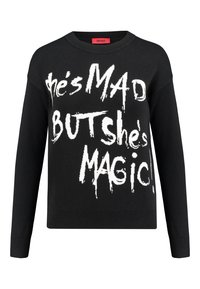 Zwart gebreid sweater met opvallende witte tekst: "Ze is BOOS MAAR ze is MAGISCH!" Ronde halslijn en lange mouwen.