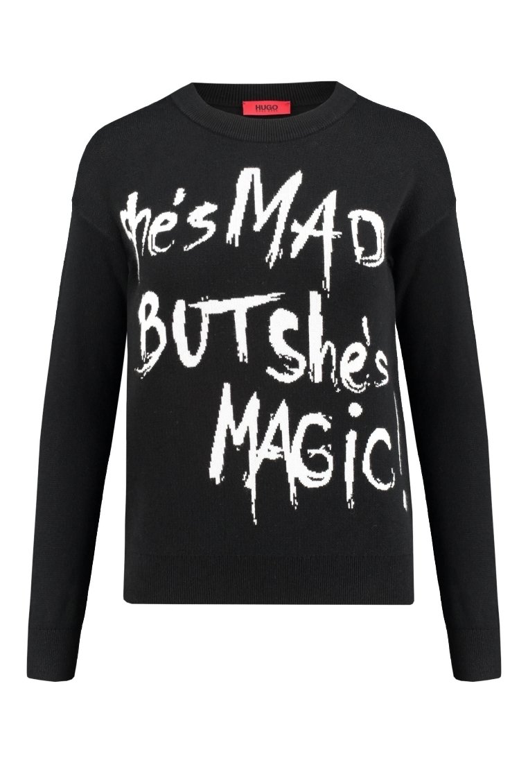 Zwart gebreid sweater met opvallende witte tekst: "Ze is BOOS MAAR ze is MAGISCH!" Ronde halslijn en lange mouwen.