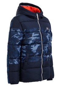 Marineblaue Steppjacke mit blauen Camouflage-Elementen, Frontreißverschluss, Kapuze gefüttert mit leuchtend orangefarbenem Stoff und zwei Vorderseiten mit Druckknopf-Taschen.