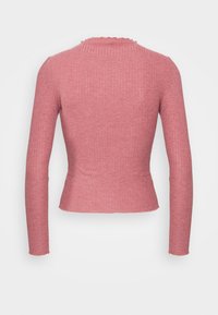 Top de mangas longas, com textura canelada, em rosa claro, com um formato ajustado. Apresenta um decote recortado e um tecido texturizado. Termina logo acima da cintura.