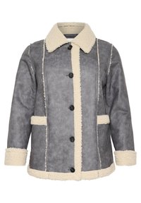 Chaqueta de cuero sintético gris con cuello y ribete de borreguito sintético beige, que presenta botones negros y dos bolsillos frontales.