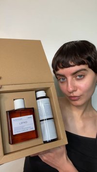 Brązowa szklana butelka i biały tubka oznaczone napisem "LEFKO" w beżowym pudełku. Butelka ma białą nakrętkę; tubka jest cylindryczna z niebieskim nadrukiem.