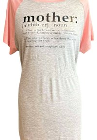 T-shirt grigia e rosa con una vestibilità rilassata. Testo nero stampato che definisce "madre" con descrizioni e un font giocoso. Maniche corte, in misto cotone.