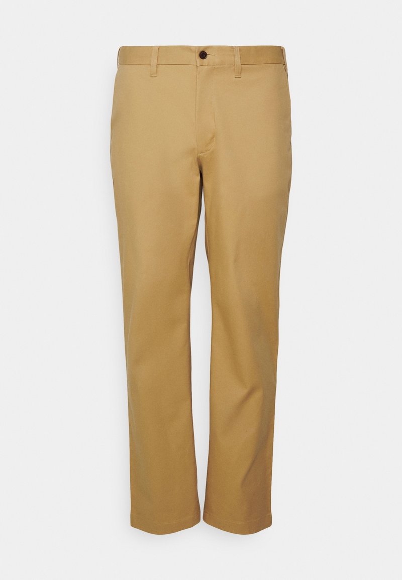 Pantalons chinos beiges pour hommes, coupe droite, avec passants pour ceinture, fermeture éclair et bouton à l'avant, présentés sur un fond clair uni.