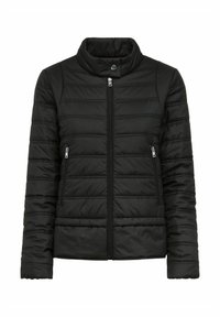 Czarna kurtka puchowa z wysokim kołnierzem, poziomym wzorem pikowania, zamkiem błyskawicznym z przodu oraz bocznymi kieszeniami na zamek. Gładki, teksturowany materiał.