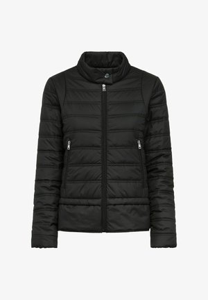 Czarna kurtka puchowa z wysokim kołnierzem, poziomym wzorem pikowania, zamkiem błyskawicznym z przodu oraz bocznymi kieszeniami na zamek. Gładki, teksturowany materiał.