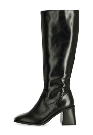 Bottes en cuir noir jusqu'au genou avec une texture lisse, bout pointu et un talon épais. Présente un accent de logo sur le côté latéral.