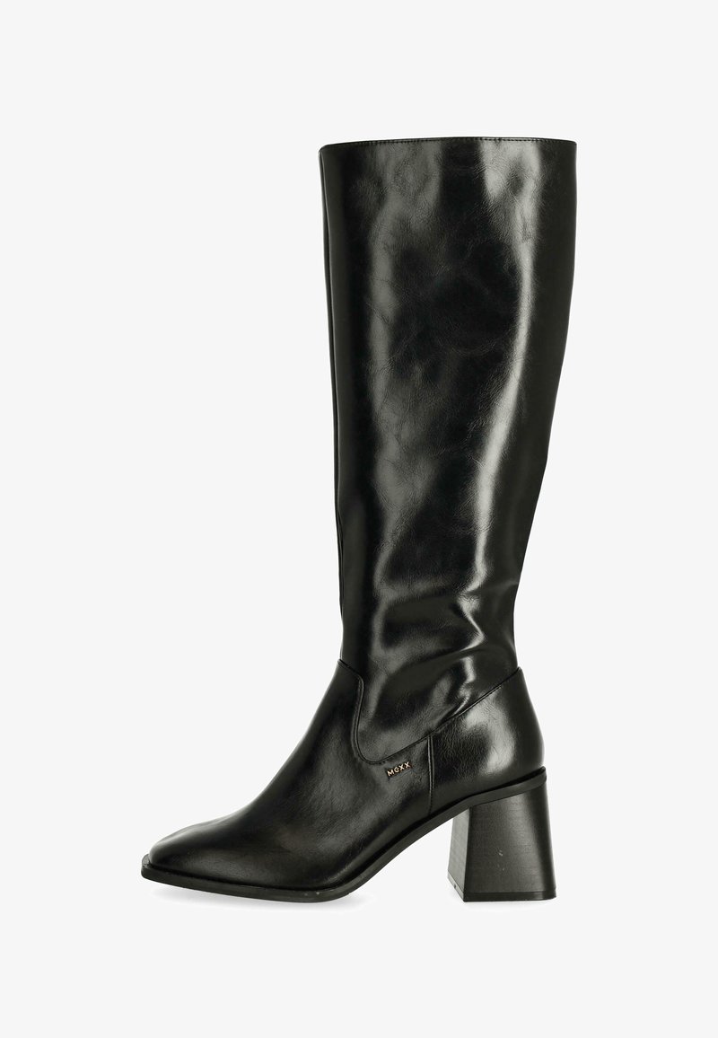 Bottes en cuir noir jusqu'au genou avec une texture lisse, bout pointu et un talon épais. Présente un accent de logo sur le côté latéral.