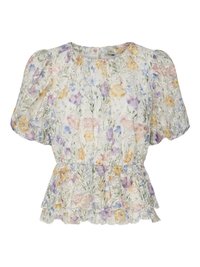 Korte bloemenblouse met pofmouwen, getailleerde taille en ruches onderaan, uitgevoerd in pasteltinten op een lichte achtergrond.