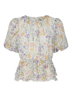 Korte bloemenblouse met pofmouwen, getailleerde taille en ruches onderaan, uitgevoerd in pasteltinten op een lichte achtergrond.
