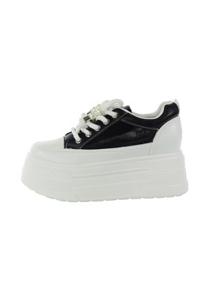 Biała platforma sportowa z czarnymi siateczkowymi bokami, grubą podeszwą, białymi sznurowadłami oraz ozdobnymi perłami przy górnych oczkach.