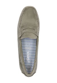 Hellgraue Wildleder-Slipper mit genähten Details, runder Spitze und einer blau-weißen gestreiften Innensohle. Flache Sohle, minimalistisches Design.