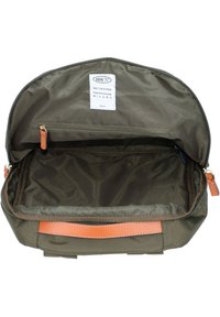 Borsa in nylon verde oliva con un accento in pelle marrone chiaro, dotata di un ampio interno e di un comparto con zip. Etichetta visibile all'interno.