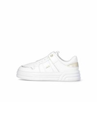 Sneaker bianco con una parte superiore in pelle liscia, lacci e colletto imbottito. Presenta una suola texture e un delicato accento dorato vicino al tallone.