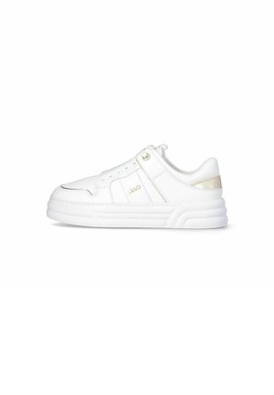 Sneaker bianco con una parte superiore in pelle liscia, lacci e colletto imbottito. Presenta una suola texture e un delicato accento dorato vicino al tallone.