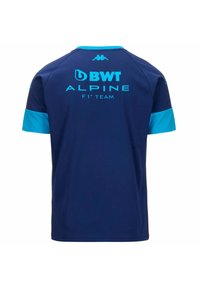 Camiseta de manga corta azul marino con acentos en turquesa en las mangas. Muestra "BWT ALPINE F1 TEAM" en letras negritas en la parte posterior.