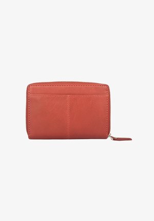 Cartera de cuero roja con cierre de cremallera, que cuenta con tres ranuras para tarjetas, una textura suave y detalles de costura sutiles en el exterior.