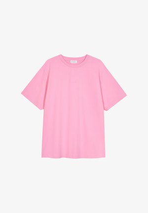 Miękka różowa koszulka z krótkim rękawem i okrągłym dekoltem, o luźnym kroju, pokazana na płasko na białym tle.