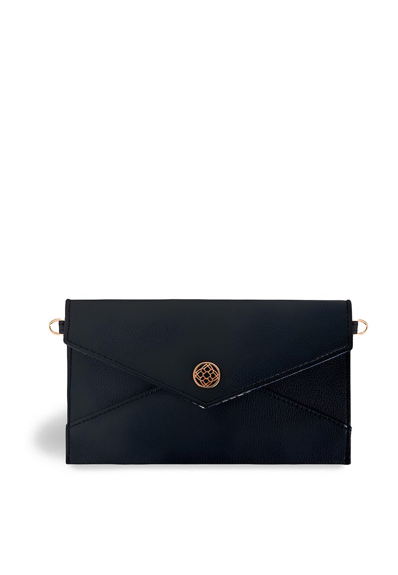 Clutch nera in pelle con finitura testurizzata, caratterizzata da una pattina pieghevole diagonale, hardware dorato e dettagli con logo impresso.