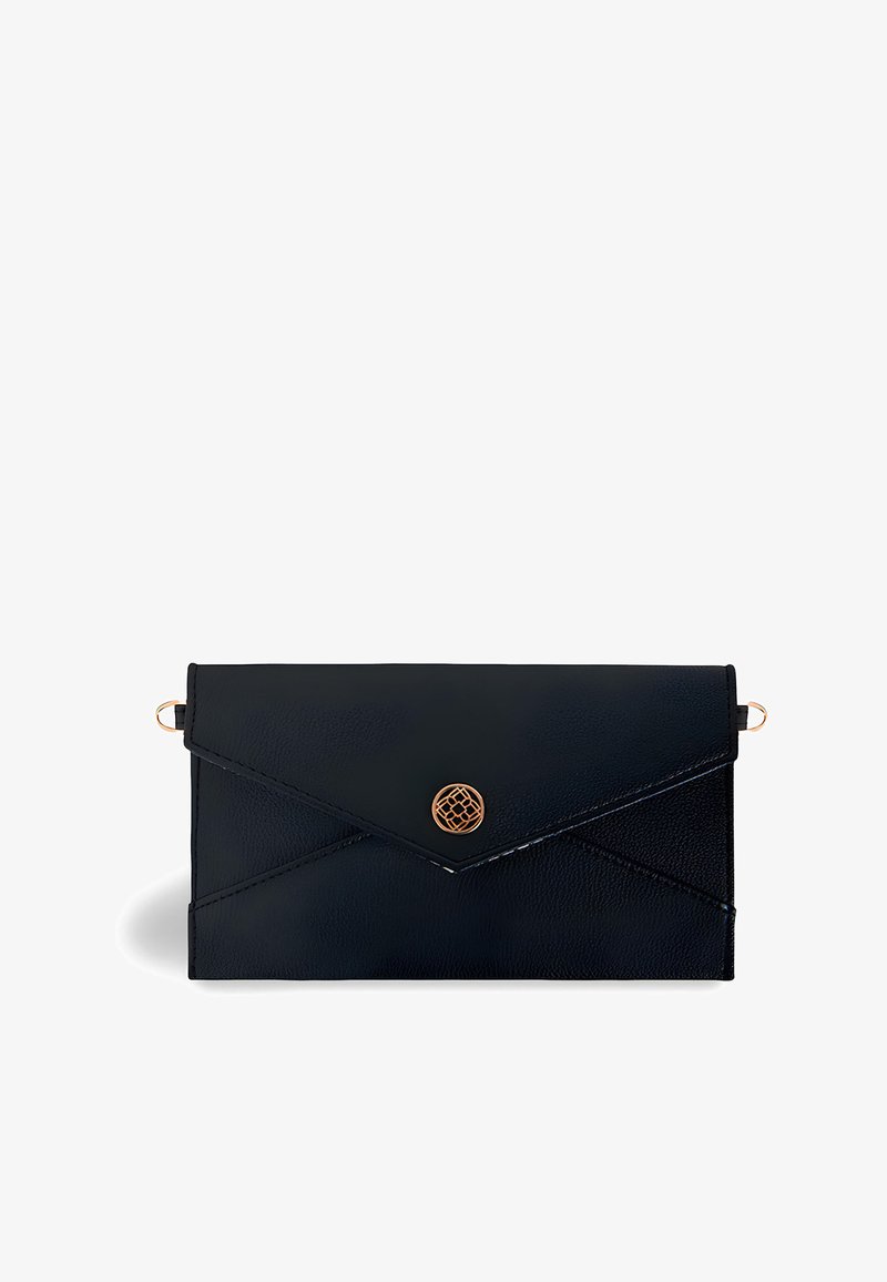 Clutch de cuero negro con acabado texturizado, que presenta una solapa diagonal con pliegue, herrajes en tono dorado y un detalle de logo en relieve.