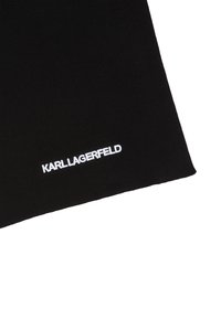 Musta neulekangas, jossa on poikkiraidoitettu pinta. Alaosassa on valkoinen brodeerattu logo, jossa lukee "KARL LAGERFELD".