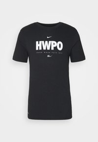 Camiseta de algodón negra con mangas cortas, cuello redondo y texto impreso en blanco "HWPO" y "HARD WORK PAYS OFF" en el frente.