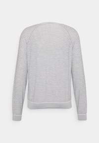 Pull à manches longues gris et blanc à rayures, avec des poignets et un ourlet côtelés, présenté sur un fond blanc uni.