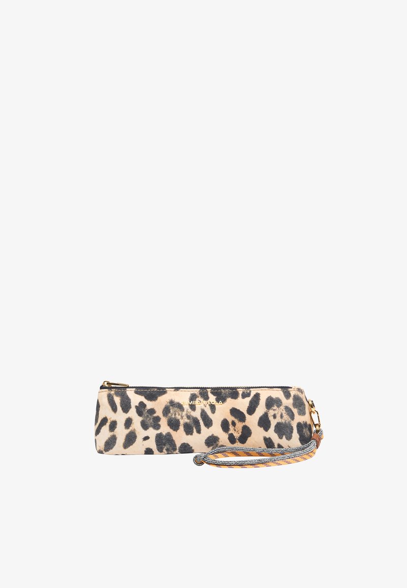 Puzdro s leopardím vzorom vyrobené z semišu so zipsovým uzatváraním, obsahujúce zvýraznenú odnímateľnú zápästnú šnúrku s vzorom a zlaté logo.